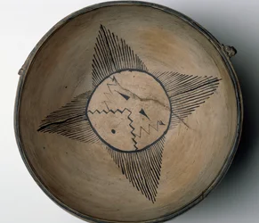 Ciotola rituale Cochiti Pueblo con sole, uccelli, nuvole, fulmini e pioggia, c.1890